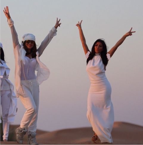 اوقات خوش کیم کارداشیان و دوستان در صحرای دوبی 