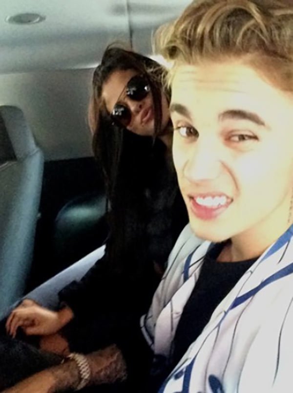 justin-bieber-selena-gomez-airplane-selfie-ftr